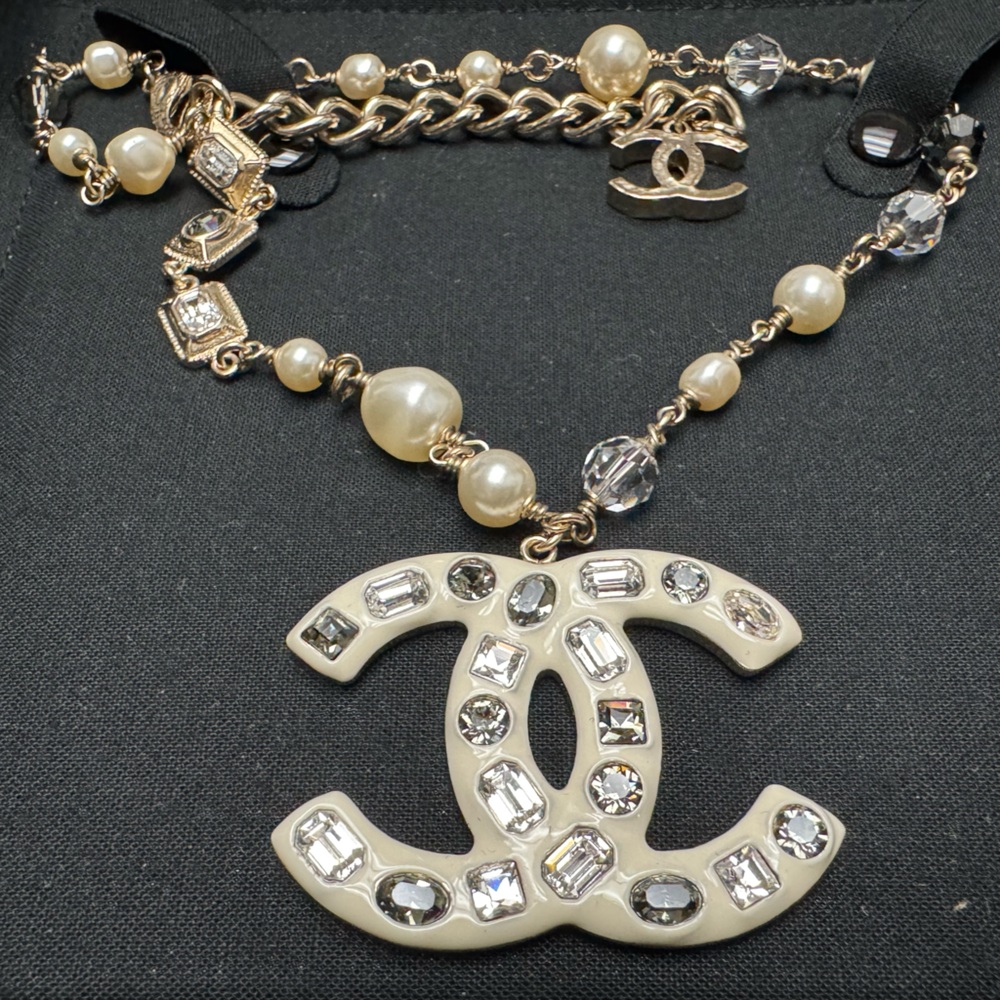 Rare Chanel necklace large CC logo pendant 2” - Picture 10 of 14